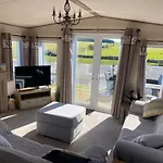 Luxury District Lodge-sleeps 4