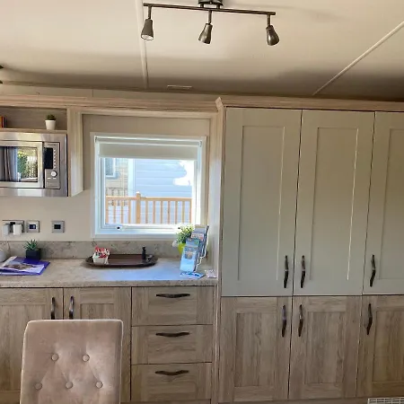 Luxury District Lodge-sleeps 4 דירה