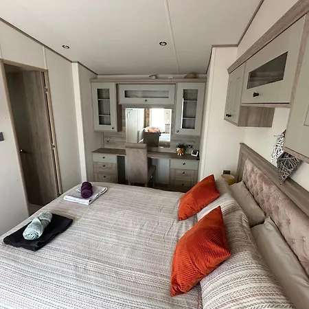 Luxury District Lodge-sleeps 4 דירה *