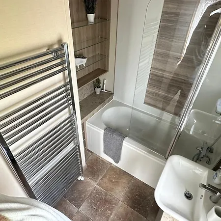 Luxury District Lodge-sleeps 4 דירה *